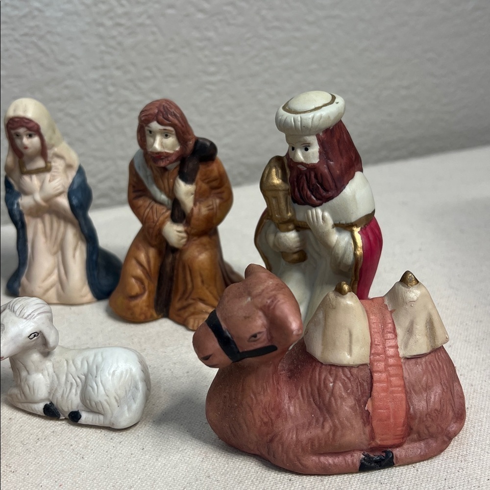 Vintage 11-Piece Nativity Set w/ Wooden Manger & Original Box – Complete Set! - Picture 5 of 9